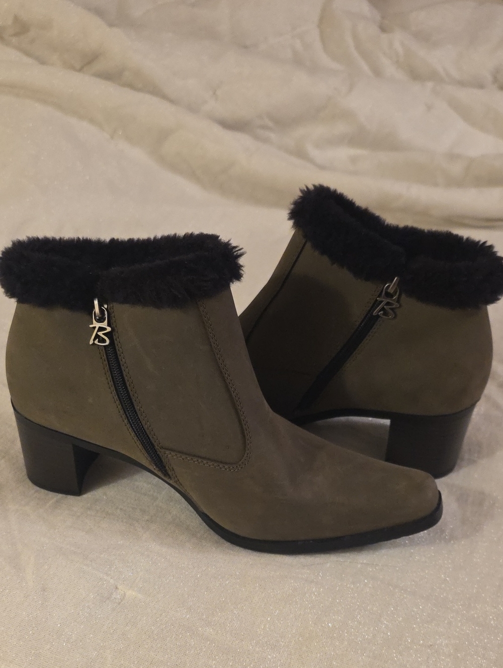 BRILLIANT Olive Suede Faux-Fur Cuff Ankle Booties Size 8 2.5 Inches Heel